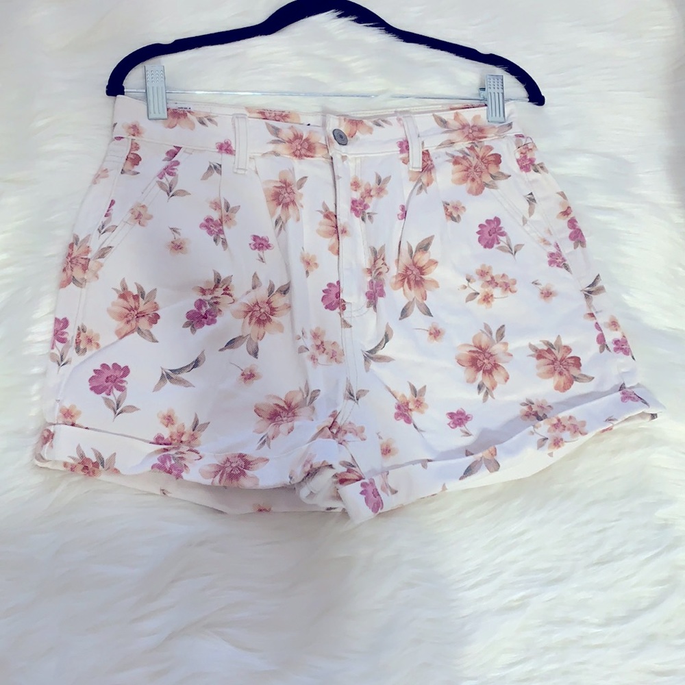 New American Eagles Outfitters Floral Jean Short. Size 6. Classy